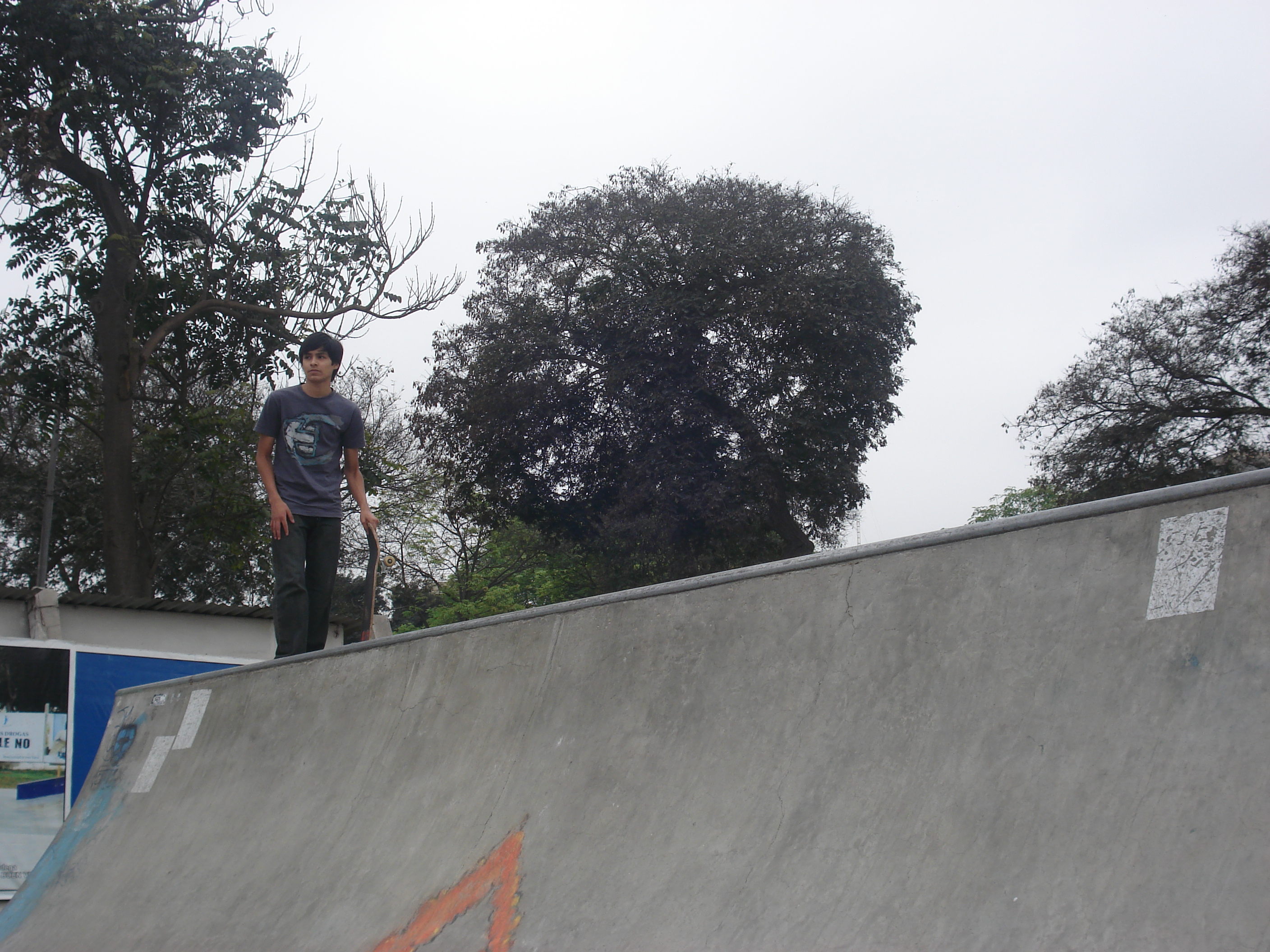Yo encima de una rampa de un skatepark de Lima en el año 2011. La rampa era dos cabezas más grande.